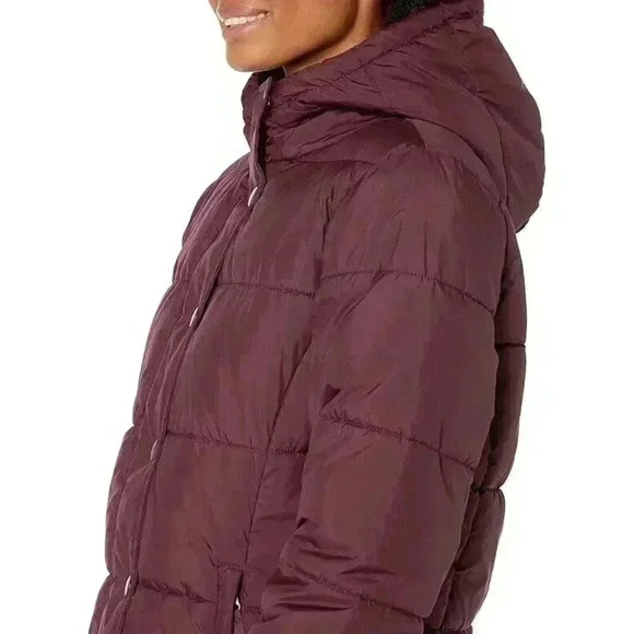Amazon Essentials Women's Heavyweight Long-Sleeve Hooded Puffer Coat - Picture 4 of 8